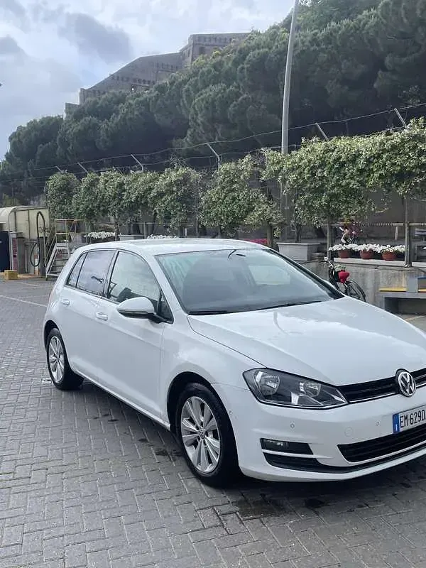 Usata VW Golf VII Highline 105 CV (77 kW) 2013 Berlina