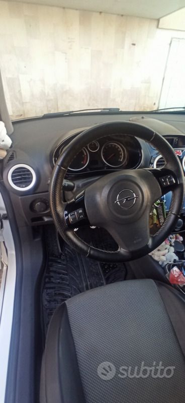 Usata Opel Corsa Edition 90 CV (66 kW) 2009 Bianco Utilitaria