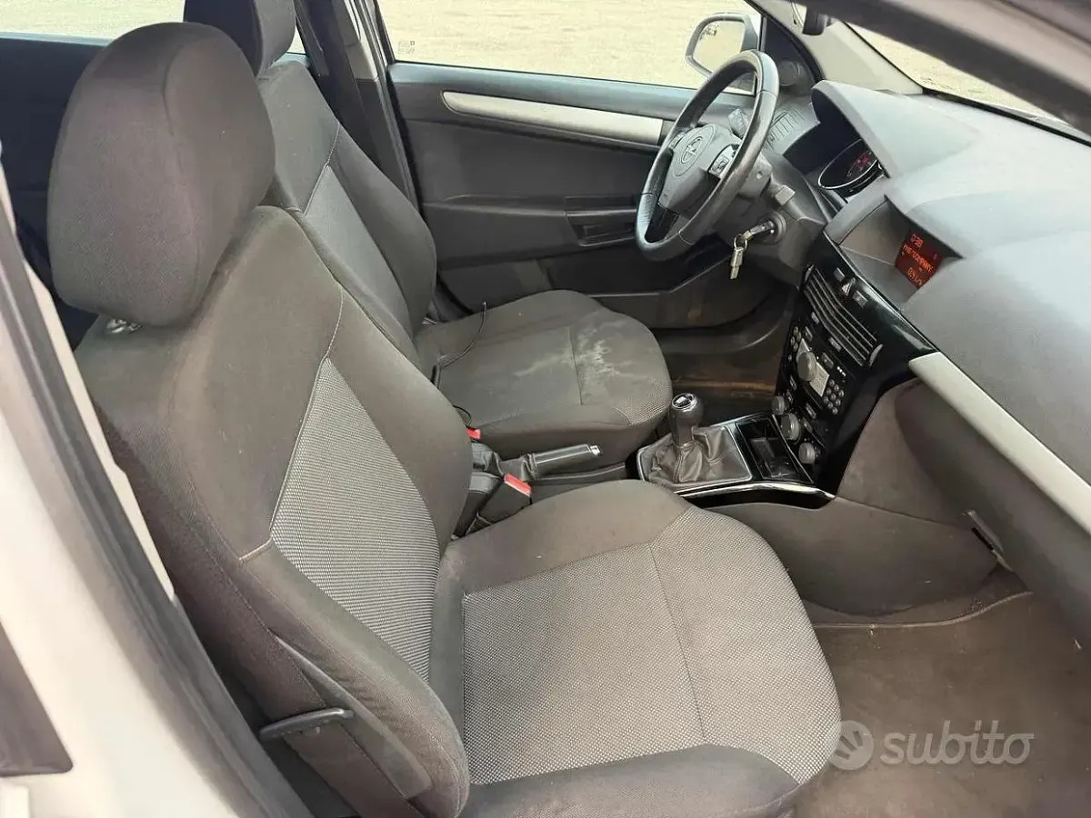 Usata Opel Astra Edition 110 CV (80 kW) 2010 Bianco Station wagon