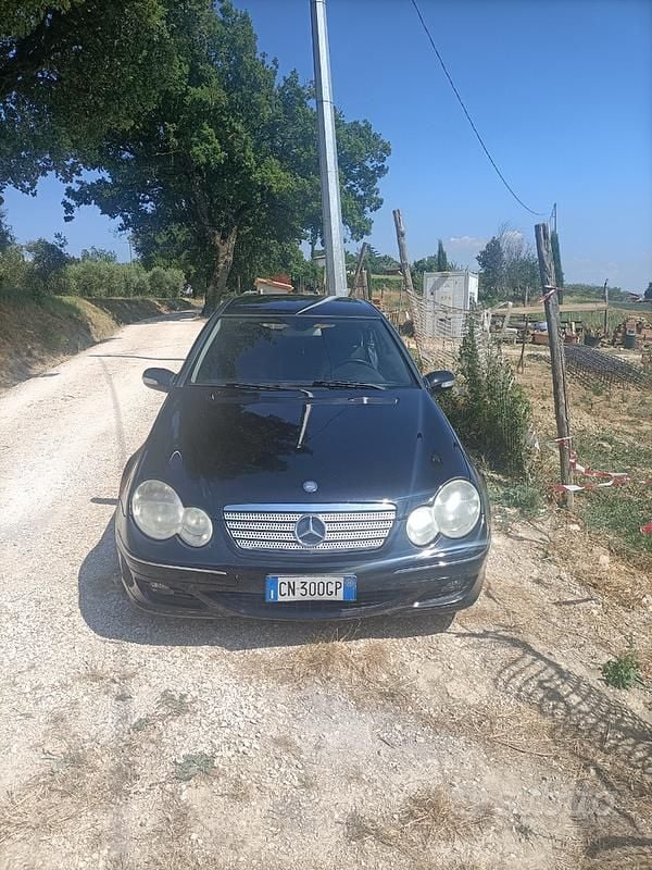 Usata Mercedes C220 Elegance 150 CV (110 kW) 2005 Nero Berlina
