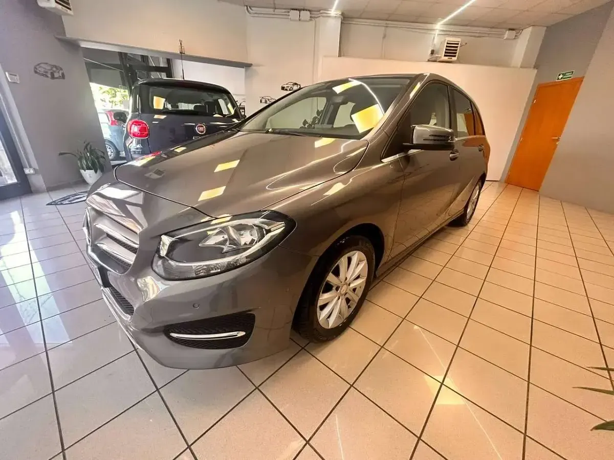 Usata Mercedes B180 Business 109 CV (80 kW) 2016 Arancione Utilitaria
