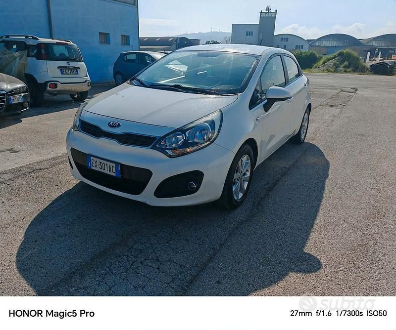 Usata Kia Rio 75 CV (55 kW) 2014 Bianco Berlina