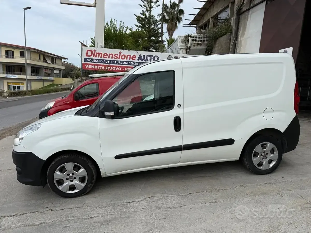 Begagnad Fiat Doblò 90 HK (66 kW) 2011 Vit Minibuss