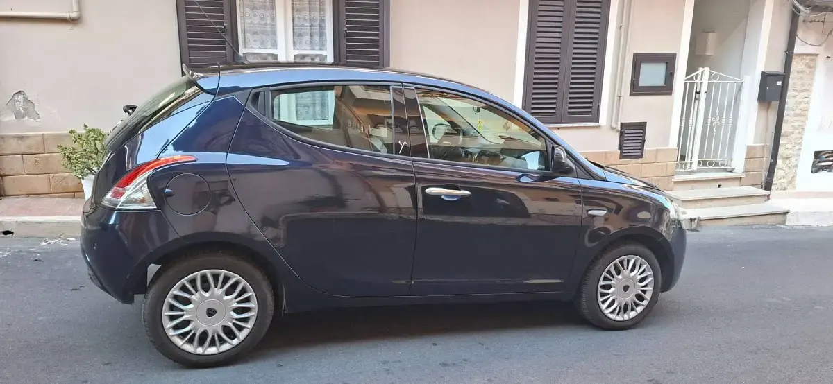 Usata Lancia Ypsilon Gold 95 CV (69 kW) 2017 Blu/azzurro Utilitaria
