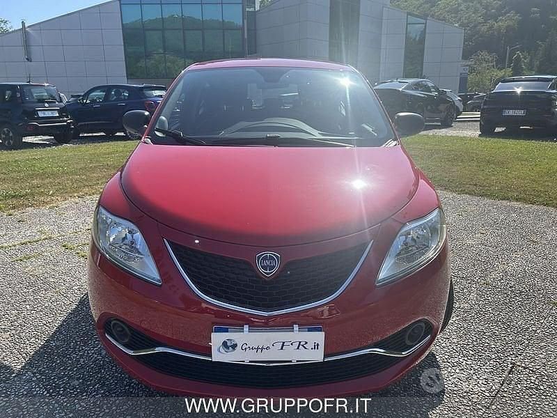 Usado Lancia Ypsilon Silver 69 HP (50 kW) 2015 Vermelho Citadino