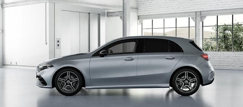 Nuova Mercedes A180 116 CV (85 kW) 2025 Grigio montagna Berlina