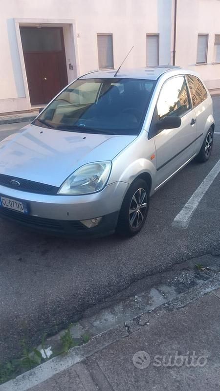 Grigio Usata 2004 Ford Fiesta Due volumi | 1400 € (Cara) - Immagine 1/4