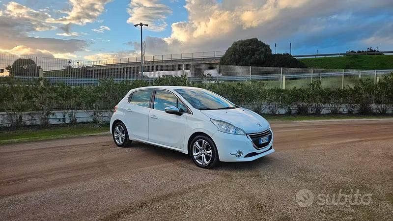 Usata Peugeot 208 Allure 68 CV (50 kW) 2015 Bianco Utilitaria