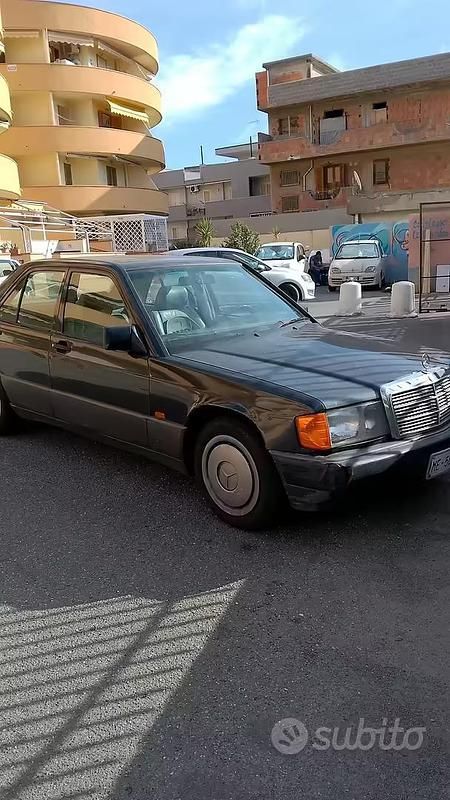 Usata Mercedes 190 105 CV (77 kW) 1991 Grigio Berlina