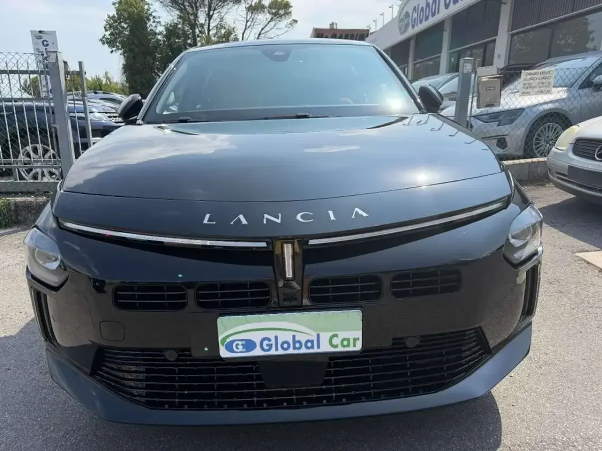 Usata Lancia Ypsilon 101 CV (74 kW) 2025 Nero Utilitaria