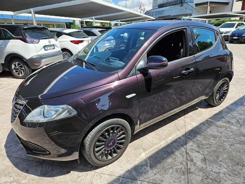 Usata Lancia Ypsilon 69 CV (50 kW) 2013 Viola metallizzato Utilitaria