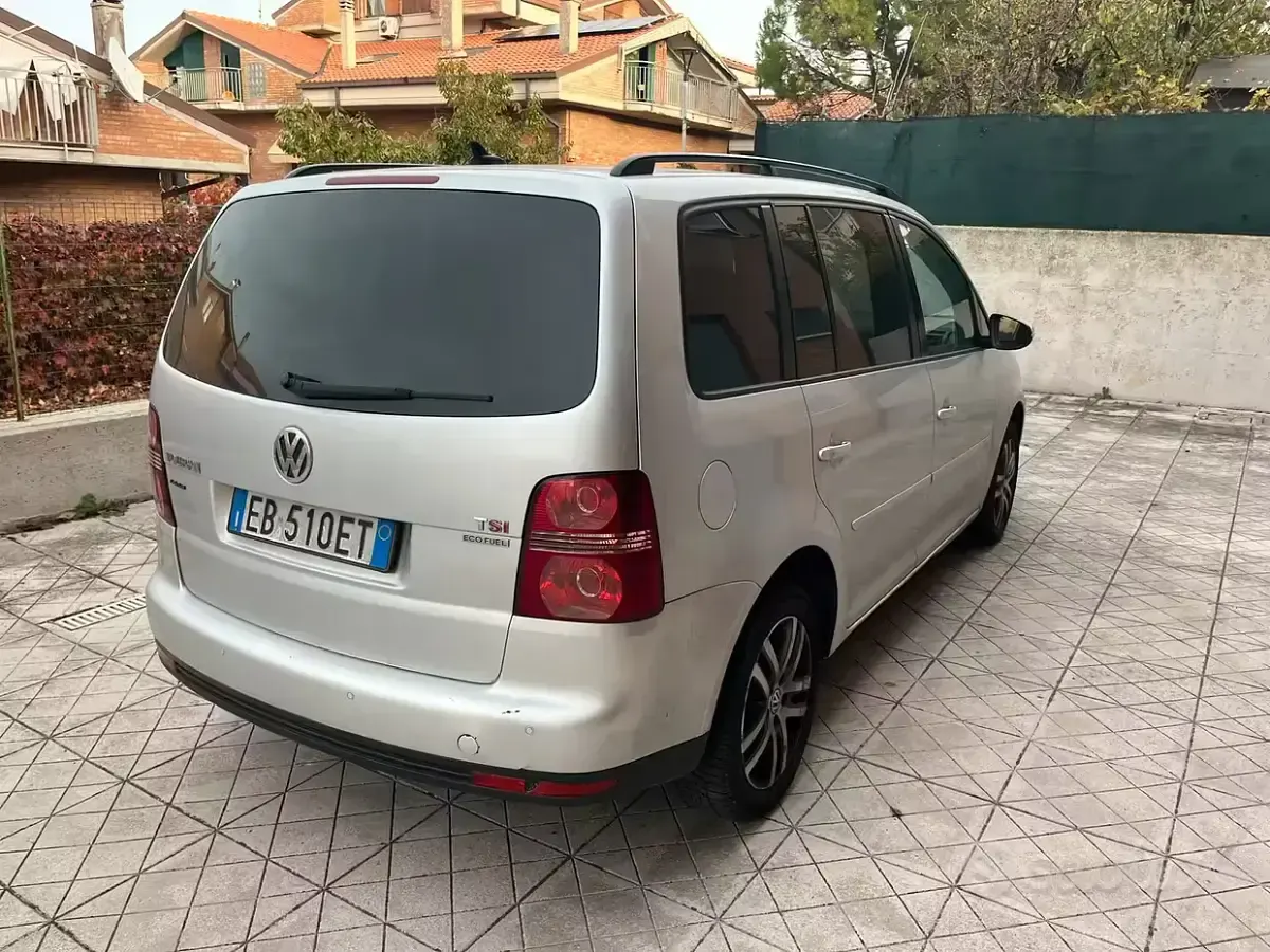 Begagnad VW Touran 150 HK (110 kW) 2010 Grå Minibuss