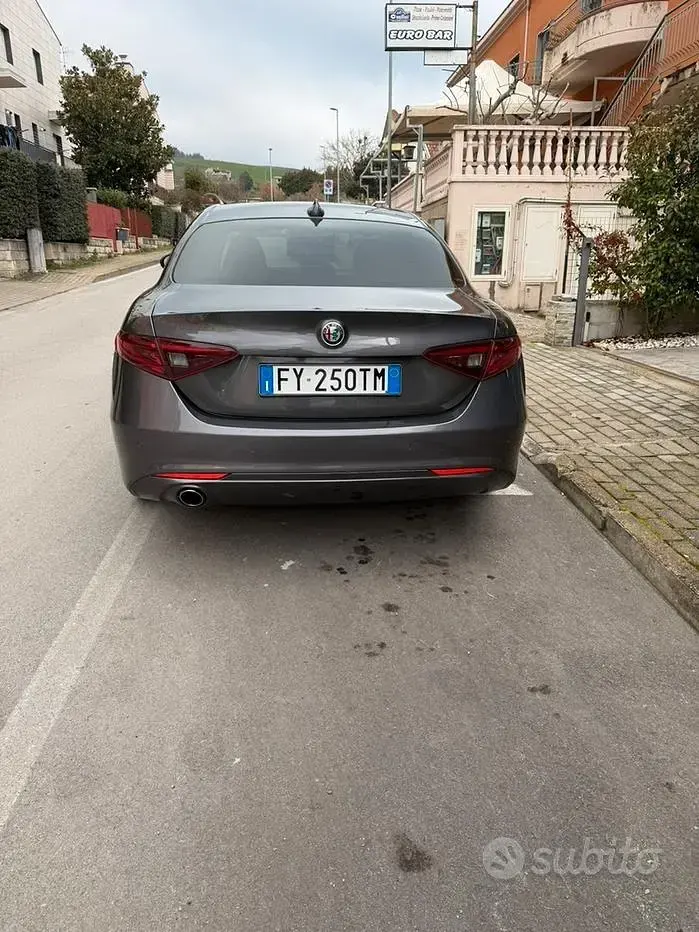 Usata Alfa Romeo Giulia 160 CV (117 kW) 2019 Grigio Berlina