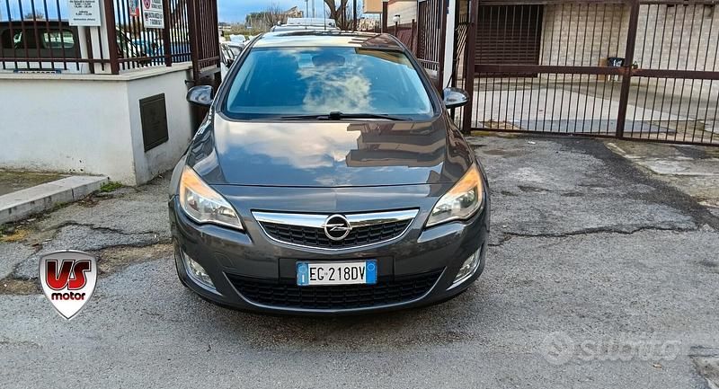 Usata Opel Astra Cosmo 110 CV (80 kW) 2010 Gray Berlina