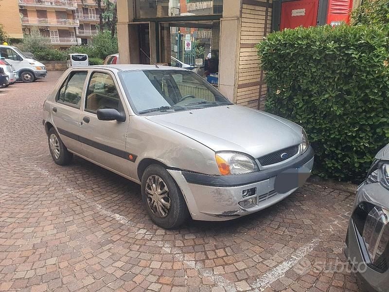 Usata 2001 Ford Fiesta Zetec Due volumi | 1500 € (Buon prezzo) - Immagine 1/4