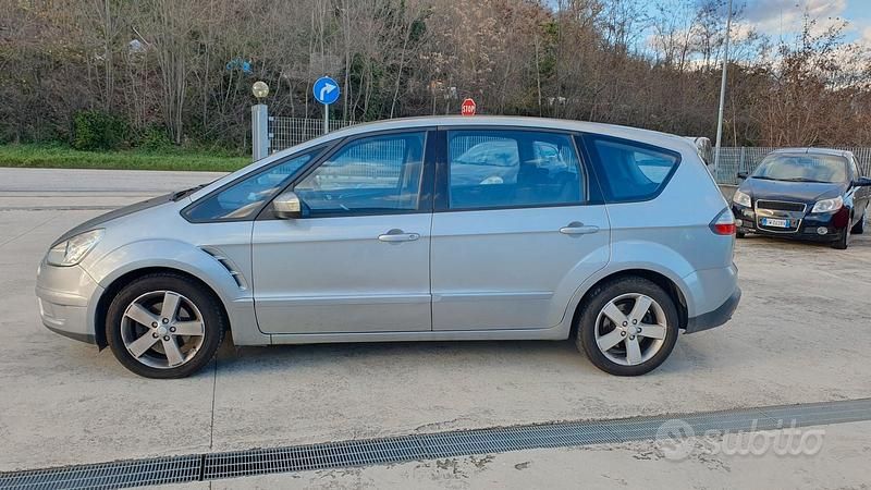 Begagnad Ford S-MAX Titanium 140 HK (102 kW) 2007 Grå Minibuss