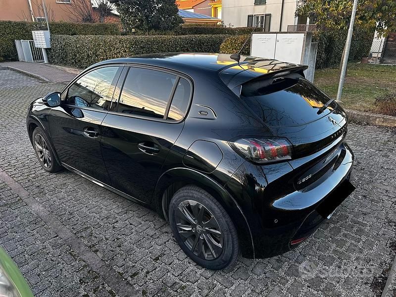 Usata Peugeot 208 Allure 100 kW (136 CV) 2021 Nero Utilitaria