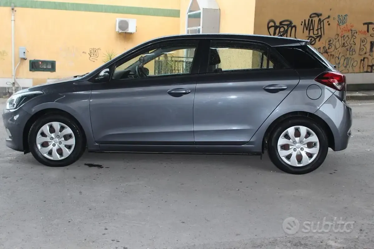 Usata Hyundai i20 Blackline 75 CV (55 kW) 2017 Grigio Berlina