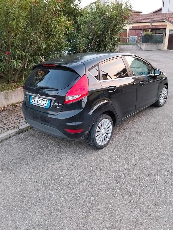 Usata Ford Fiesta 73 CV (53 kW) 2009 Nero Utilitaria
