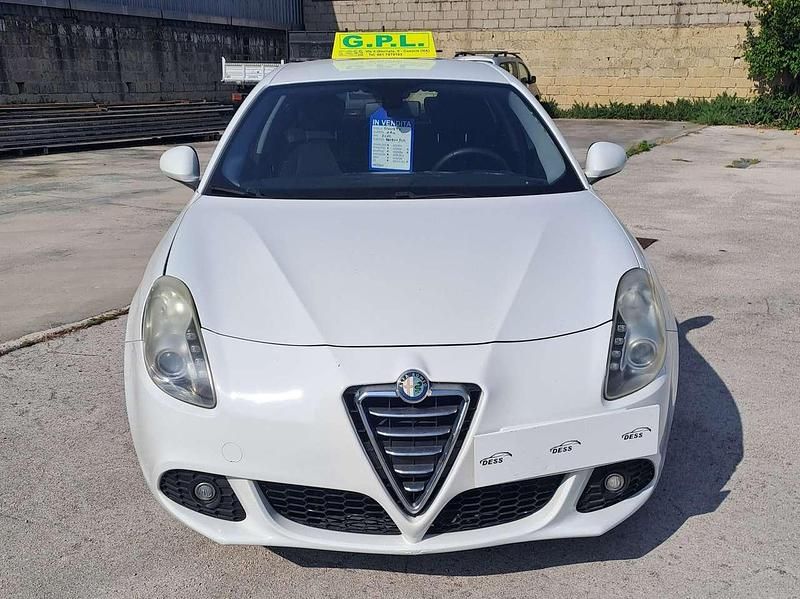 Bianco Usata 2012 Alfa Romeo Giulietta Tre volumi | 4800 € (Buon prezzo) - Immagine 1/4