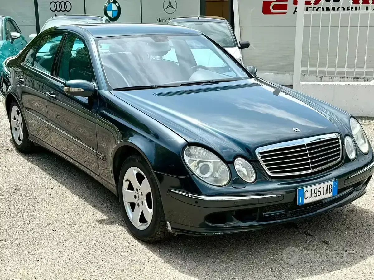 Usata Mercedes E270 Avantgarde 177 CV (130 kW) 2004 Blu Berlina