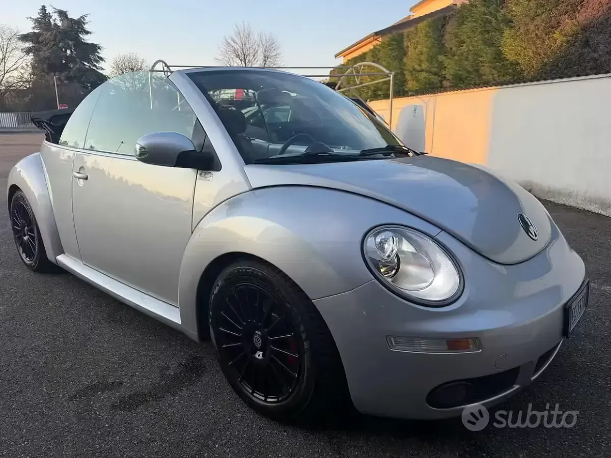 Usata VW New Beetle 105 CV (77 kW) 2005 Argento Utilitaria