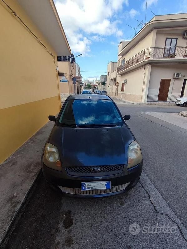 Usata 2006 Ford Fiesta Due volumi | 1100 € (Ottimo prezzo) - Immagine 1/4