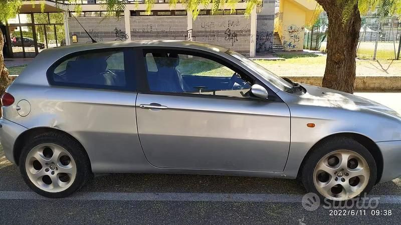 Begagnad Alfa Romeo 147 105 HK (77 kW) 2002 Grå Halvkombi