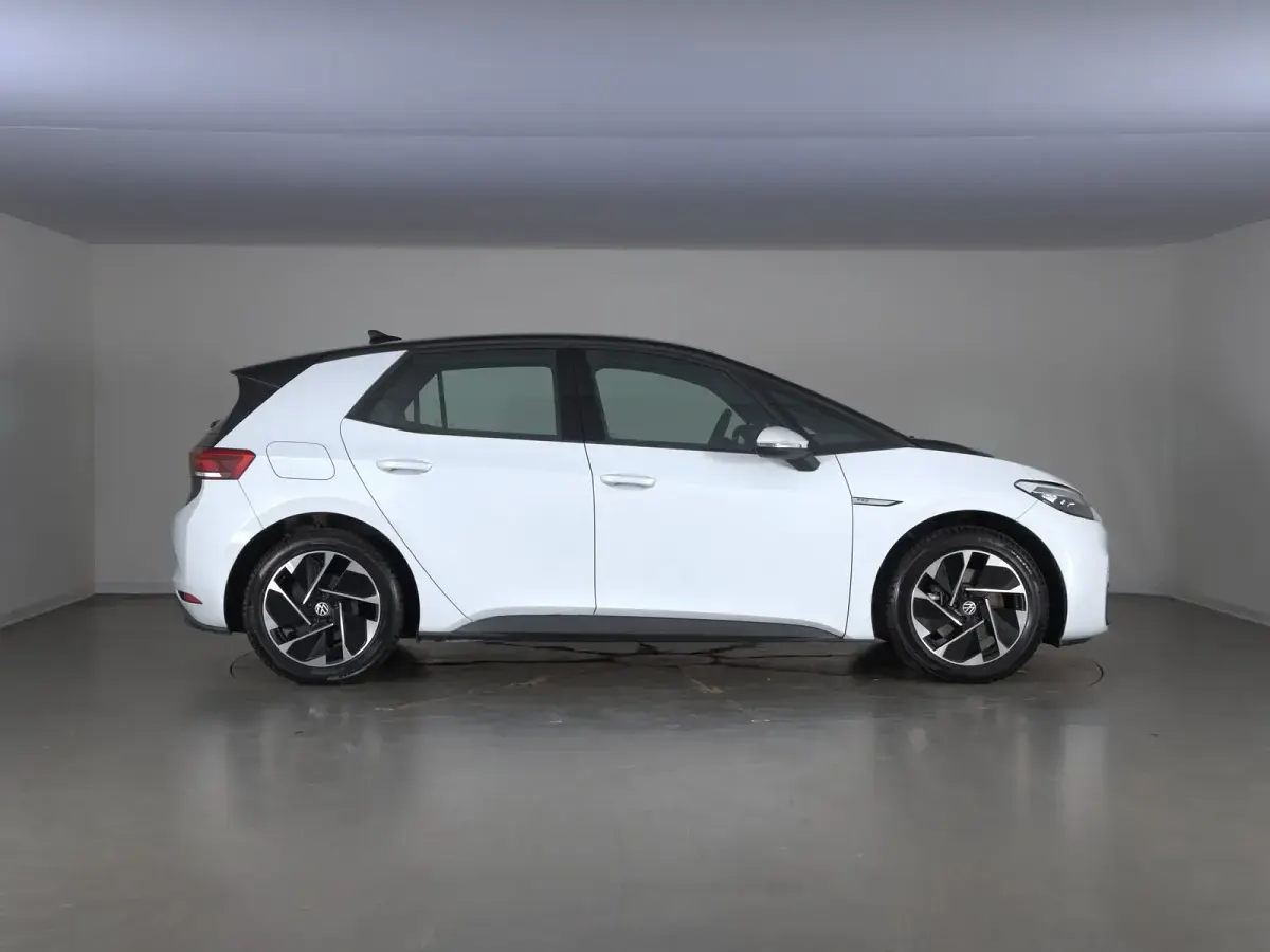Usata VW ID.3 Pro Performance 150 kW (204 CV) 2023 Glacier white metallizzato nero Utilitaria