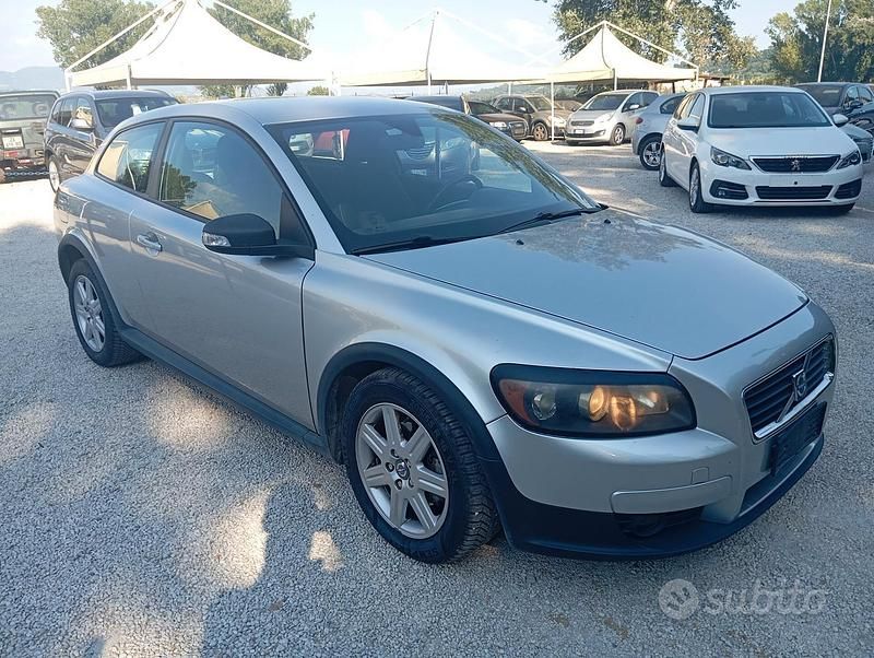 Argento Usata 2008 Volvo C30 Momentum Due volumi | 2990 € (Buon prezzo) - Immagine 1/4
