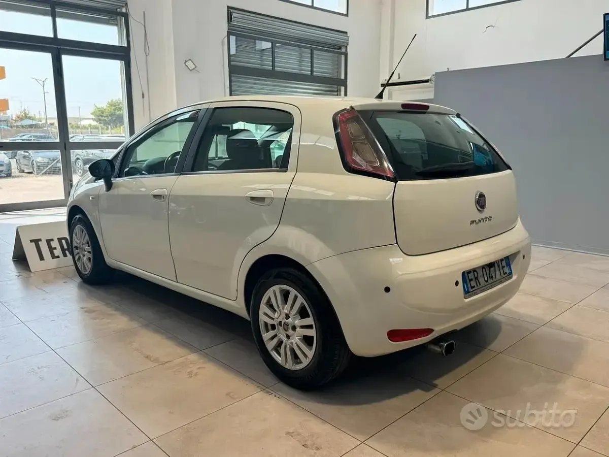 Usata Fiat Punto Lounge 75 CV (55 kW) 2013 Bianco Utilitaria