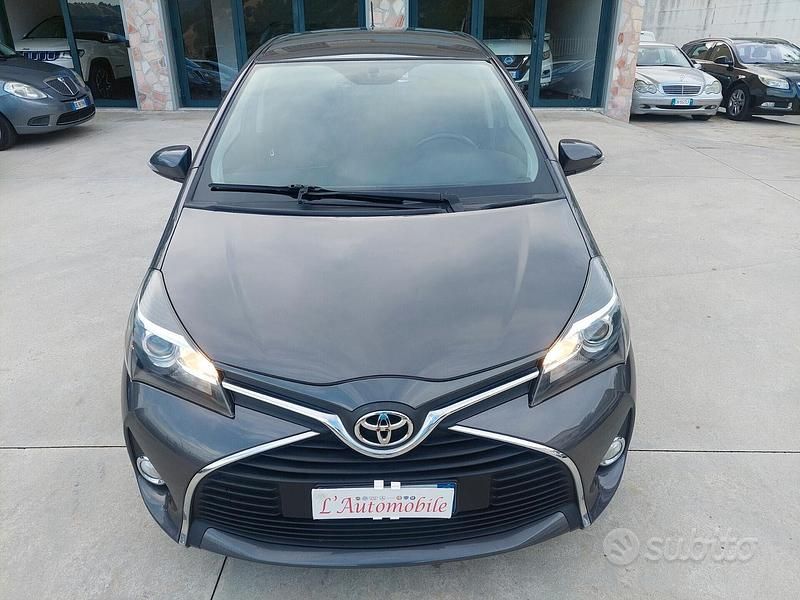Usata Toyota Yaris 69 CV (50 kW) 2015 Grigio Berlina
