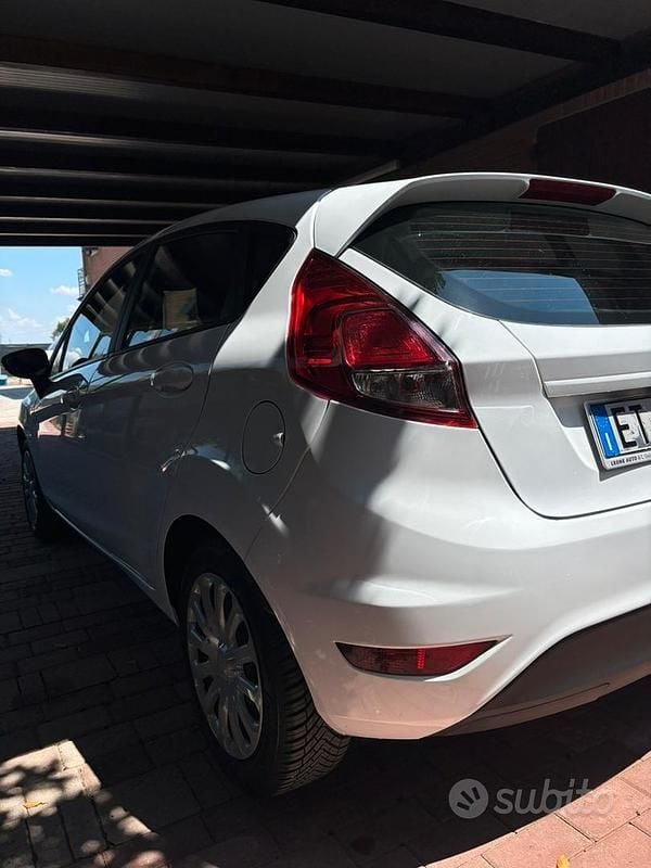 Usata Ford Fiesta 80 CV (58 kW) 2014 Bianco Utilitaria