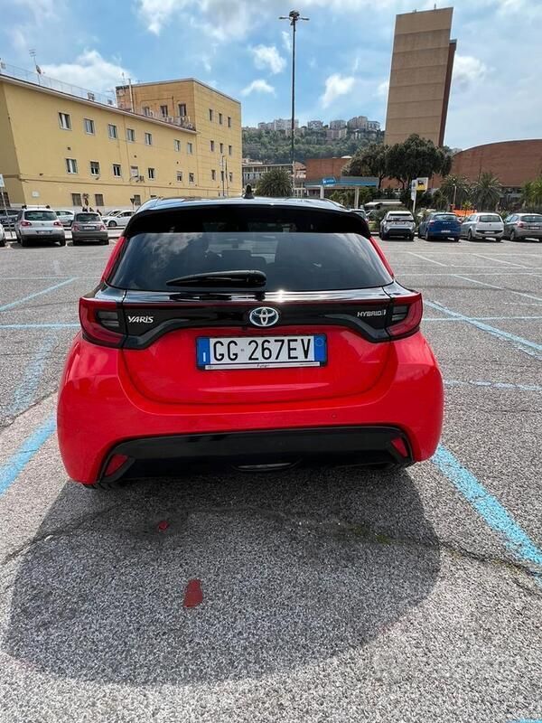 Usata Toyota Yaris Hybrid 92 CV (67 kW) 2021 Rosso Utilitaria