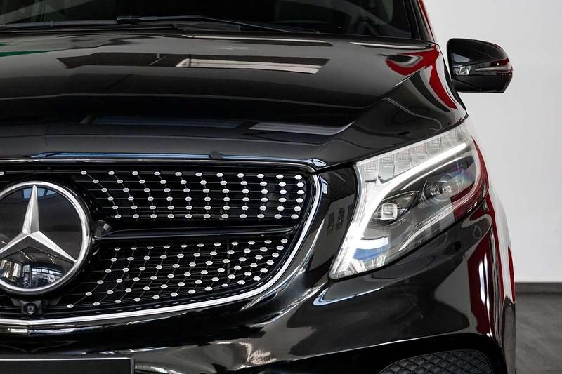 Usata Mercedes 300 Premium 239 CV (175 kW) 2021 Silver satinato Monovolume