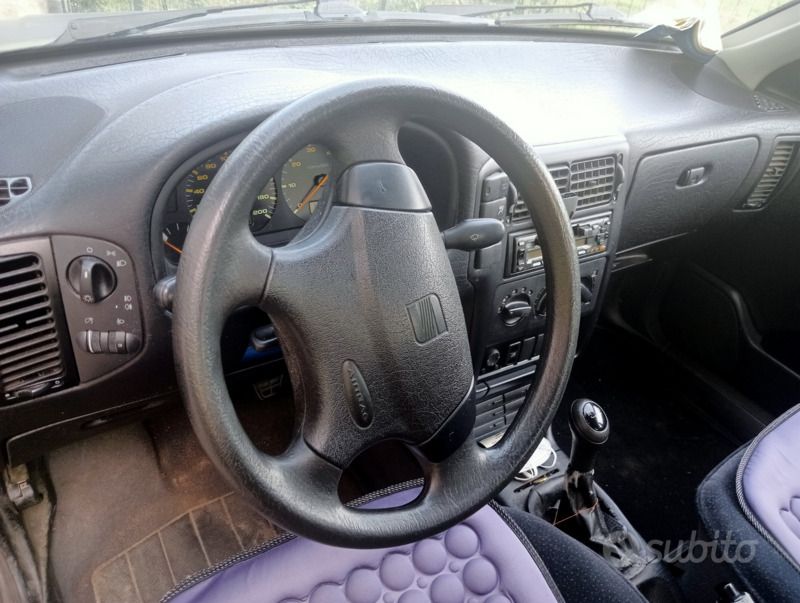 Usata Seat Cordoba 60 CV (44 kW) 1997 Nero Berlina