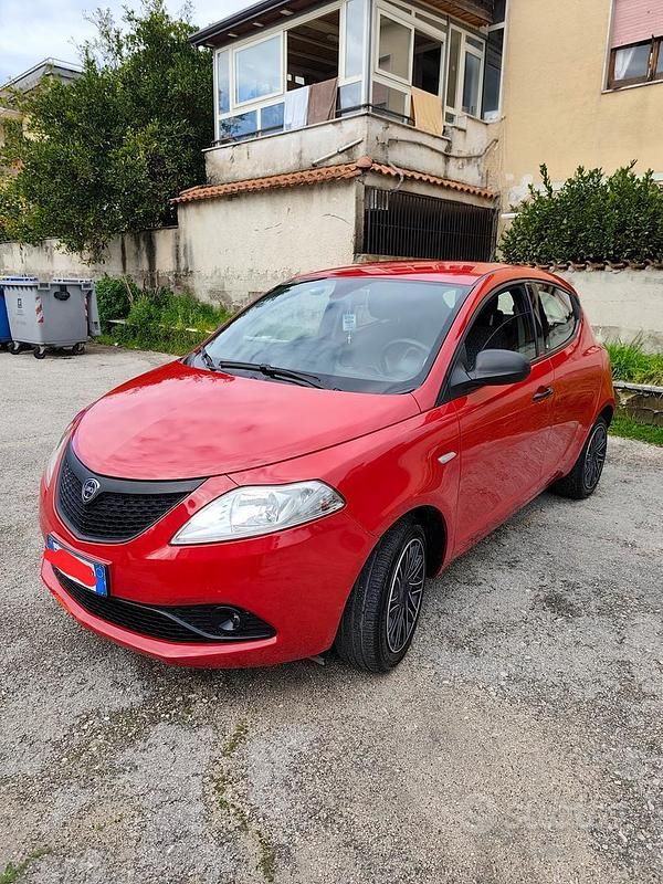 Usata Lancia Ypsilon 69 CV (50 kW) 2019 Rosso Utilitaria