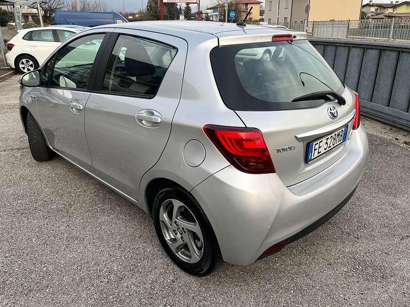 Usata Toyota Yaris Hybrid Active 73 CV (53 kW) 2016 Argento Berlina