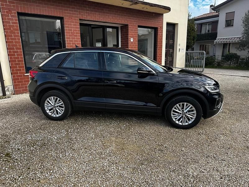 Usata VW T-Roc Life 110 CV (80 kW) 2023 Nero SUV