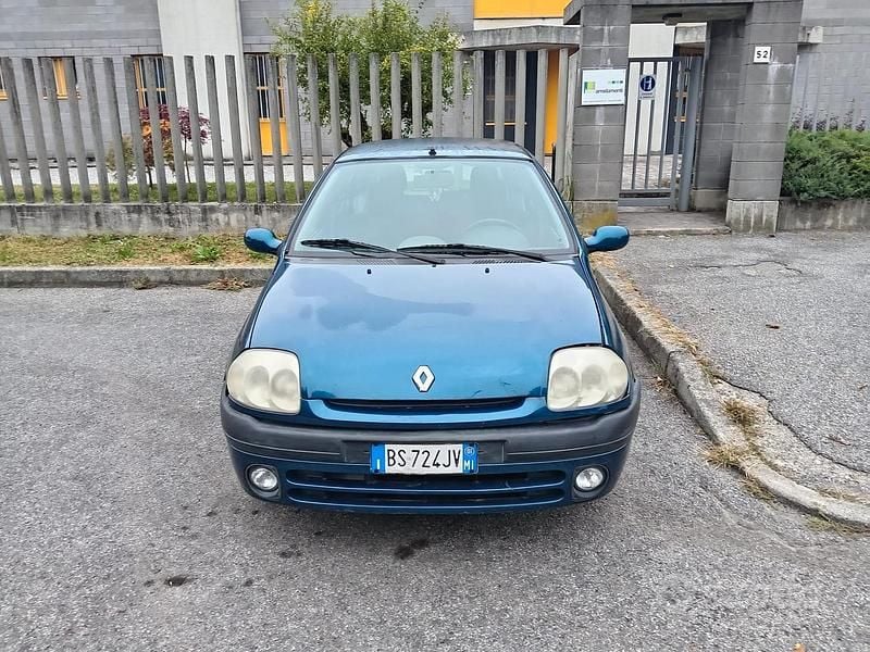Usata Renault Clio II 58 CV (42 kW) 2001 Blu Berlina