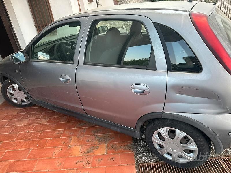 Usata Opel Corsa 69 CV (50 kW) 2005 Grigio Utilitaria