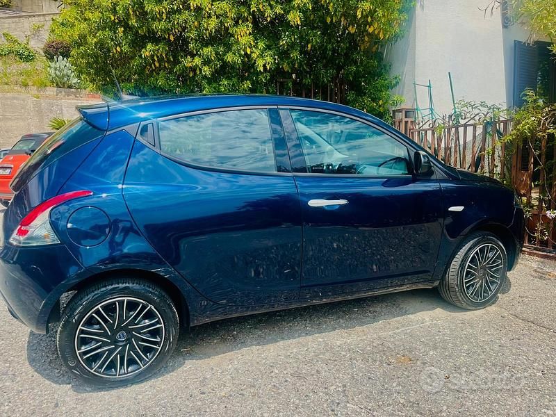 Usata Lancia Ypsilon 60 CV (44 kW) 2021 Blu Utilitaria
