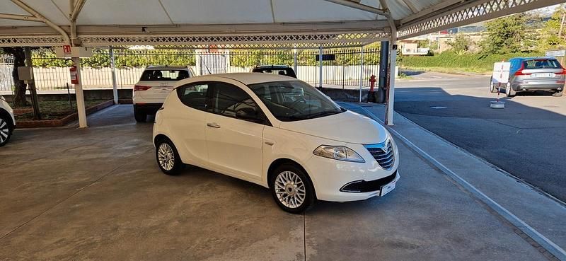 Usata Lancia Ypsilon Platinum 95 CV (69 kW) 2014 Bianco Utilitaria