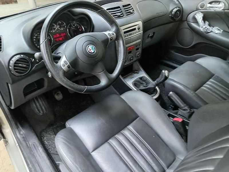 Usata Alfa Romeo 147 Distinctive 105 CV (77 kW) 2005 Oro Utilitaria