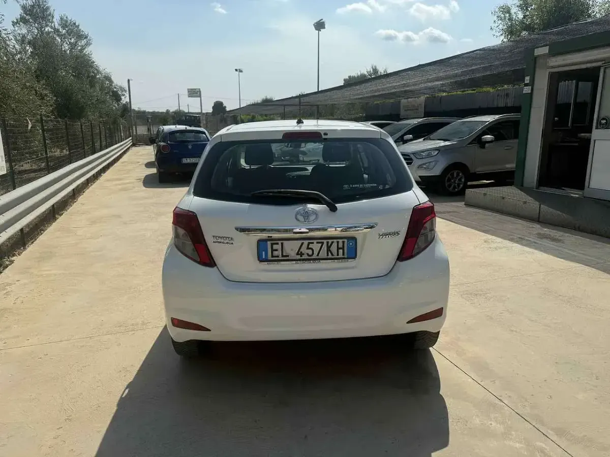 Usata Toyota Yaris Active 69 CV (50 kW) 2012 Bianco Utilitaria