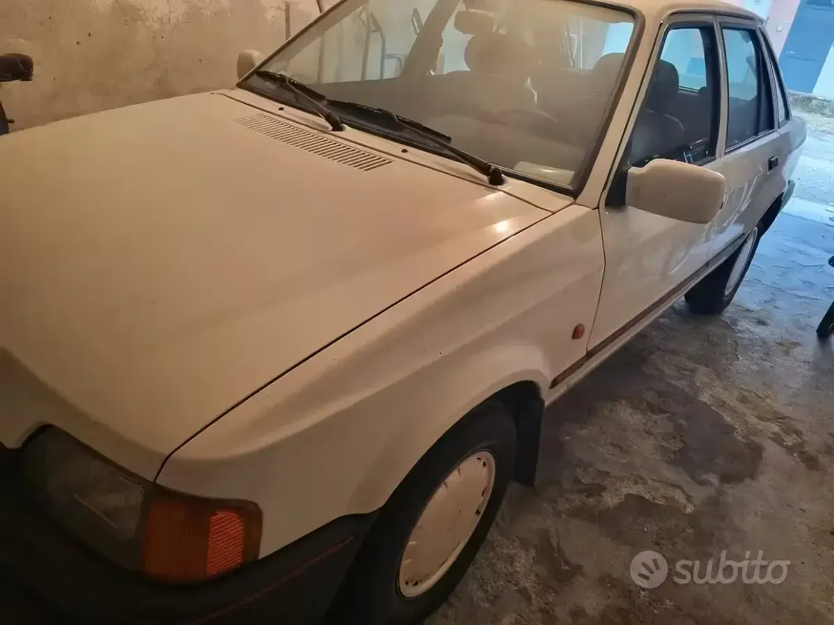 Usata Ford Escort 50 CV (36 kW) 1988 Bianco Berlina