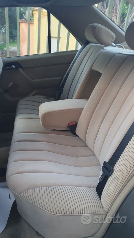 Usata Mercedes E200 122 CV (89 kW) 1987 Grigio Berlina