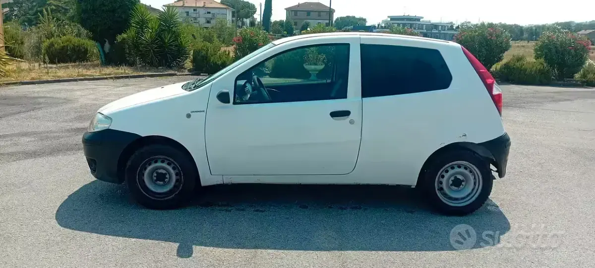 Usata Fiat Punto 60 CV (44 kW) 2005 Bianco Utilitaria