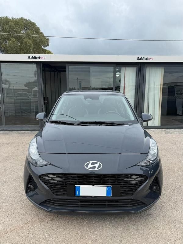 Grigio Usata 2024 Hyundai i10 Utilitaria | 15.799 € (Buon prezzo) - Immagine 1/4