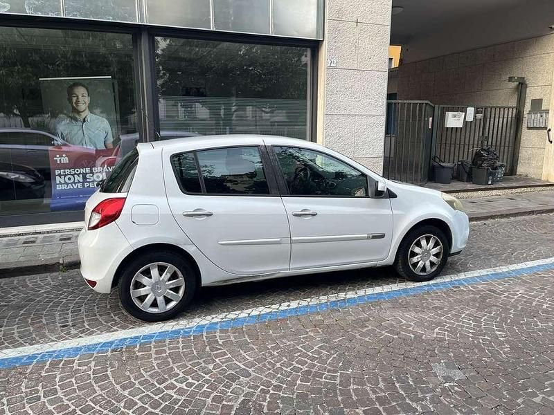 Usata Renault Clio II 75 CV (55 kW) 2010 Berlina